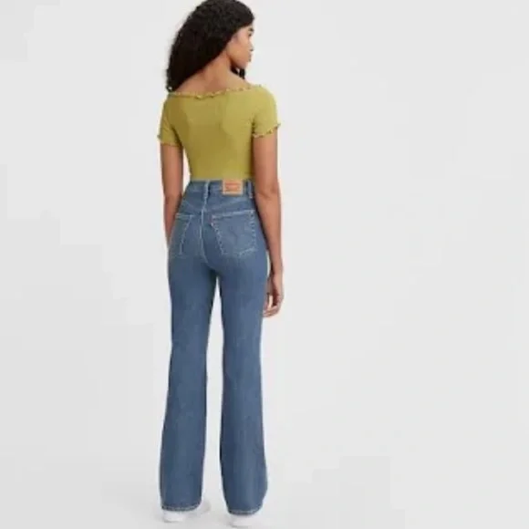 725 HIGH RISE BOOTCUT WOMEN'S JEANS Zip Fly Light Wash Size (2) 26”X30”
